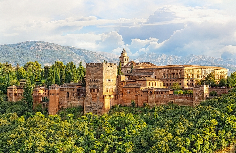 Посещение на двореца Алхамбра на екскурзия до Испания